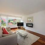 Corrin - Chic 1 Bedroom Apartment