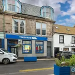 Spacious 2 Bedroom High Street Apartment