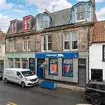 Spacious 2 Bedroom High Street Apartment