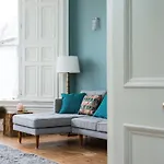 Spacious Ground Floor Apartment, Parking & Near Beach