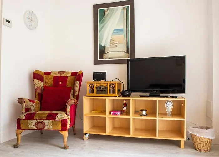 Beach Hideaway With Free Private Parking Space