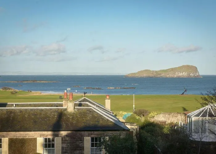 Benholm -Stunning 3-Bed Apartment In North Berwick