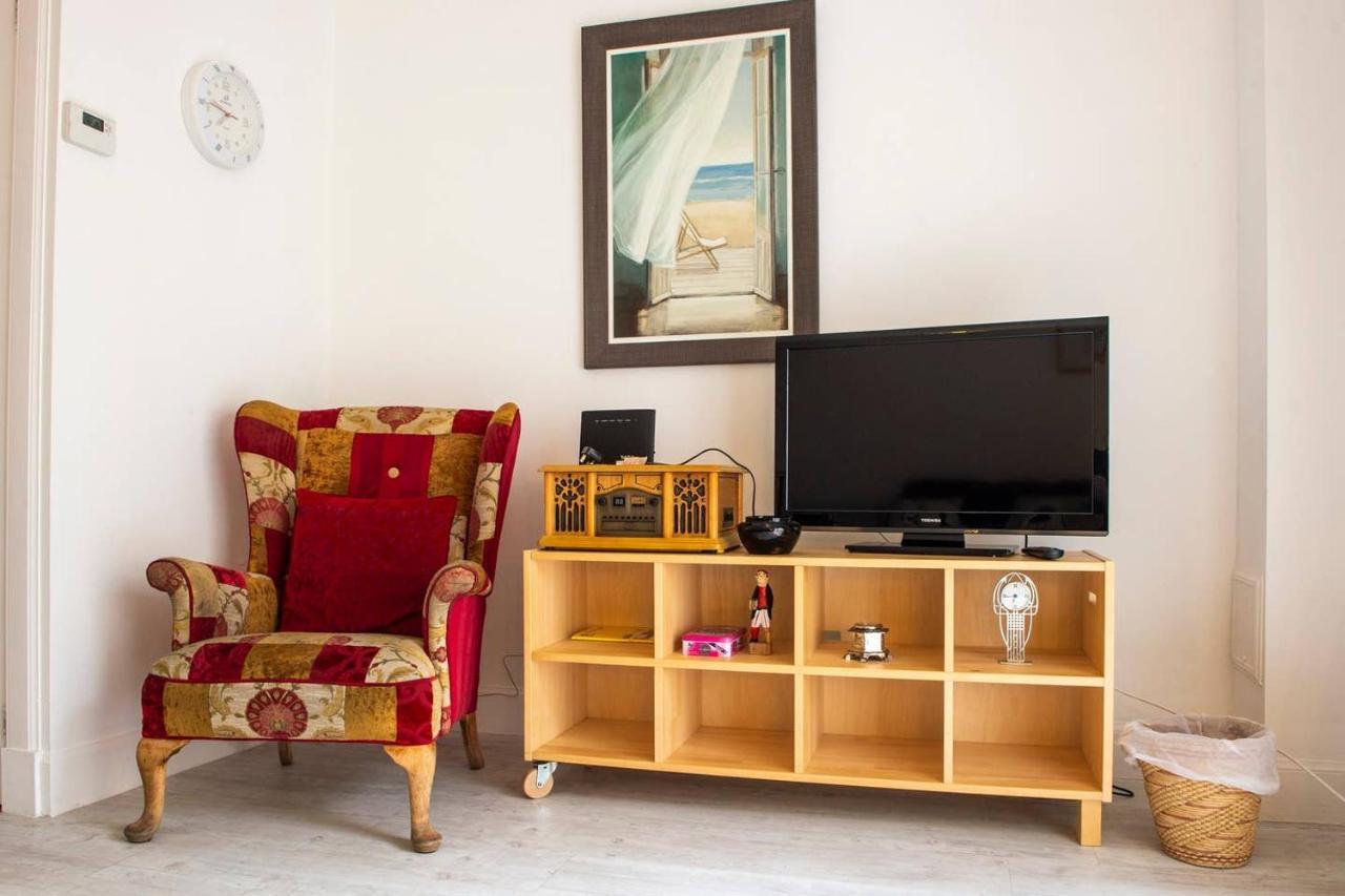 Apartment Hideaway With Free Private Parking Space