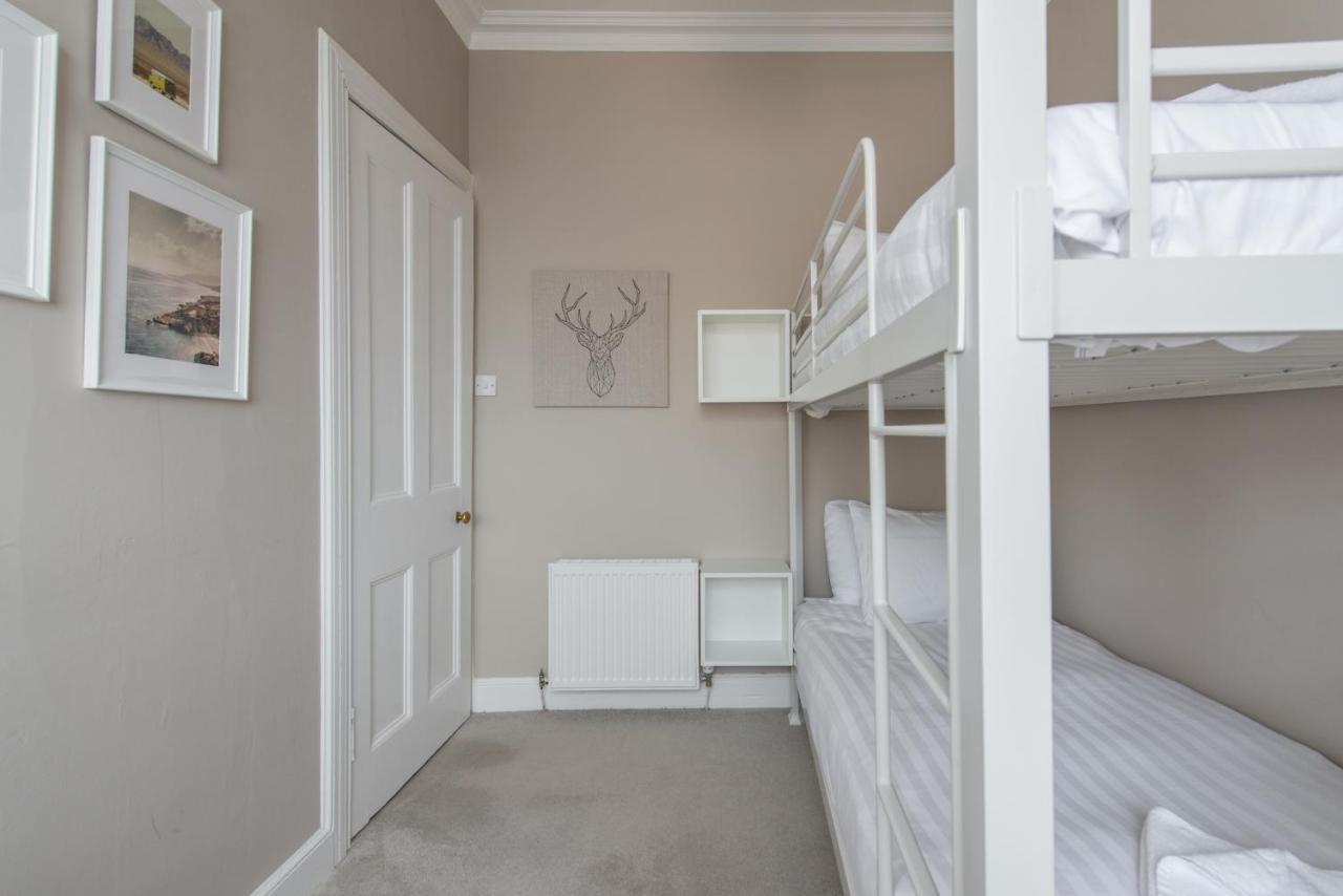 Bright 2 Bed High Street Apartment *