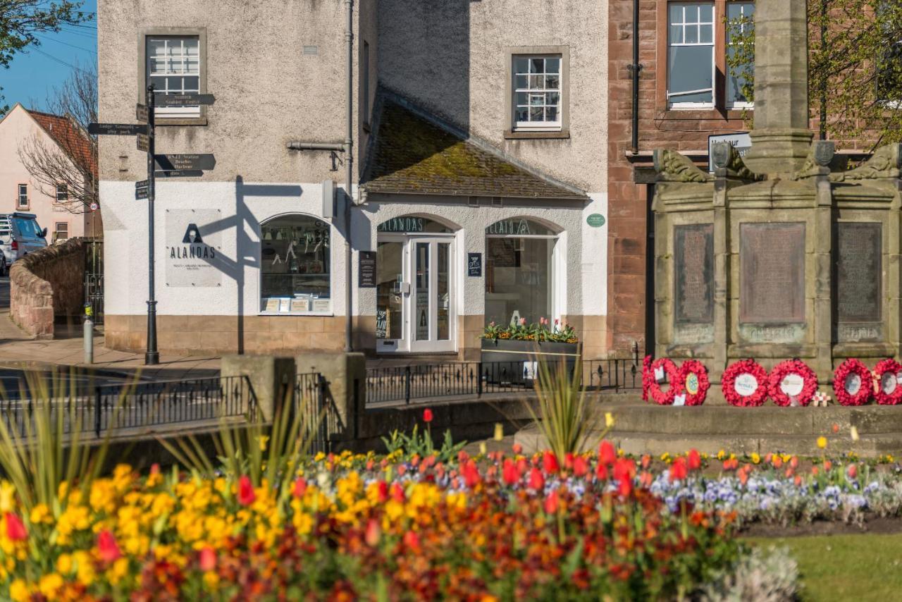 Bright 2 Bed High Street Apartment North Berwick