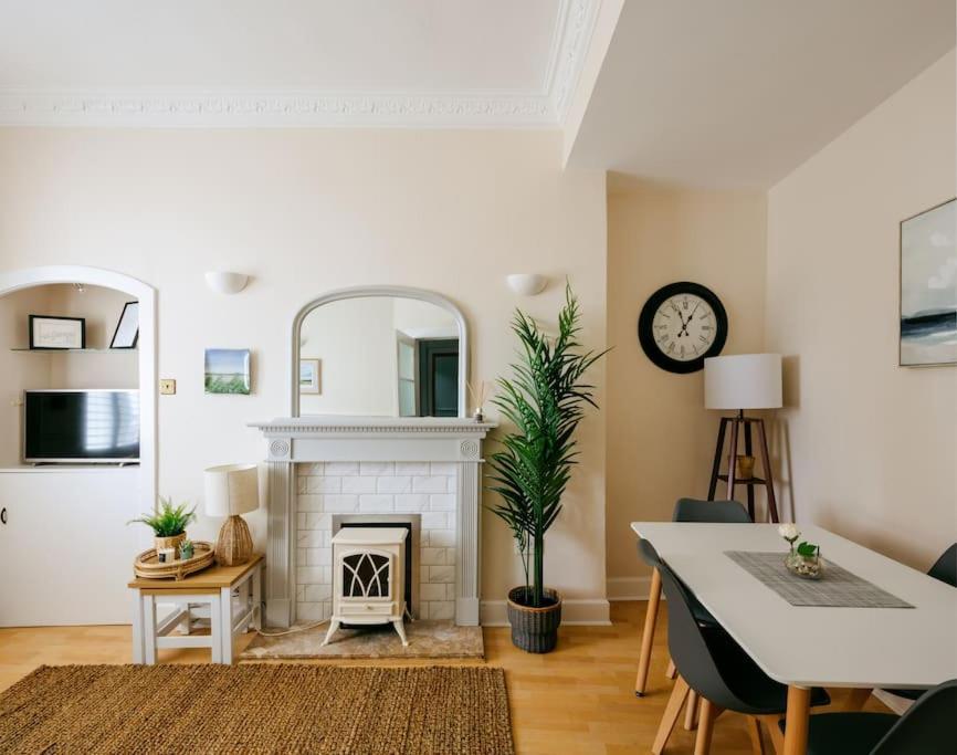 East View Apartment *
