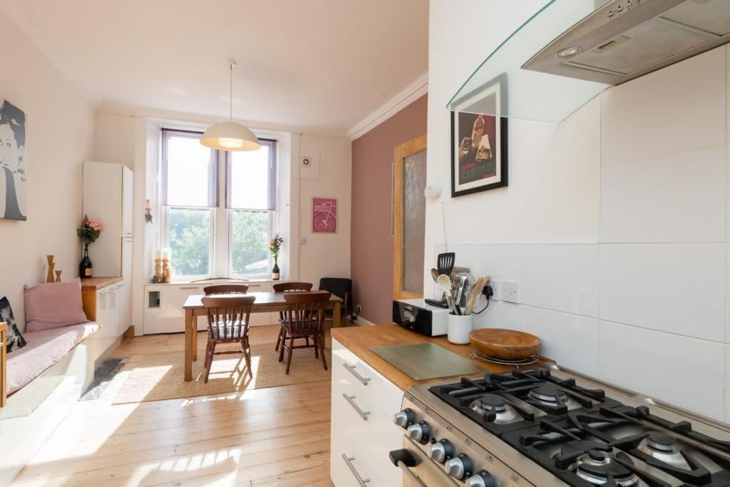 Spacious 2 Bedroom High Street Apartment *