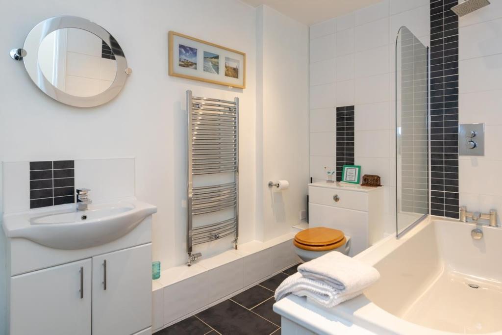 Spacious 2 Bedroom High Street Apartment