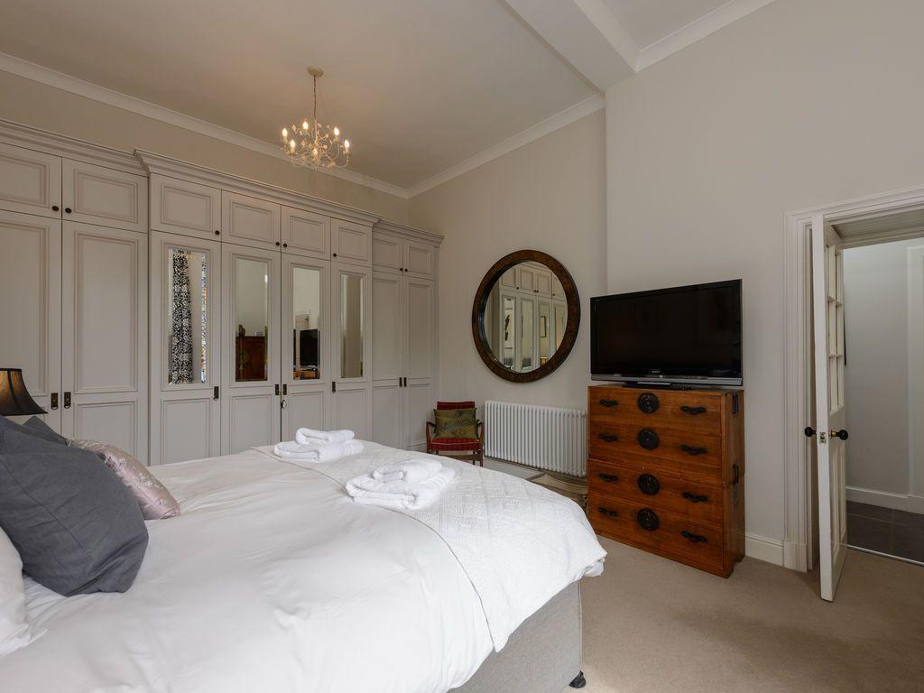 Cromwell Road Apartment *